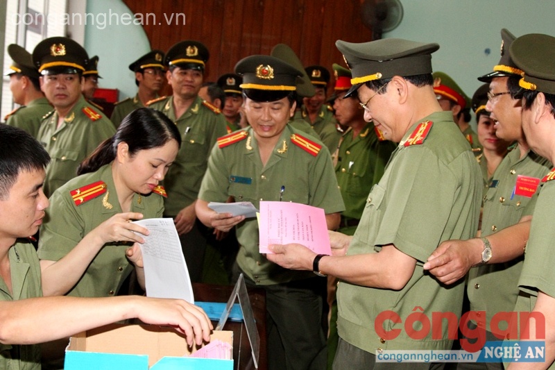 Lãnh đạo Công an tỉnh nhận phiếu bầu ngay sau lễ khai mạc.