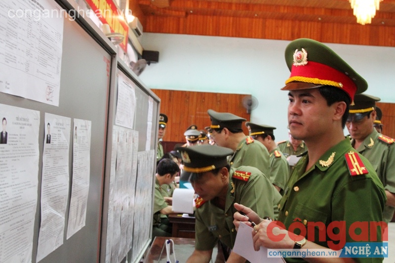 Cử tri xem lại lần cuối cùng thông tin về các ứng cử đại biểu Quốc hội và HĐND các cấp trước khi bỏ phiếu.