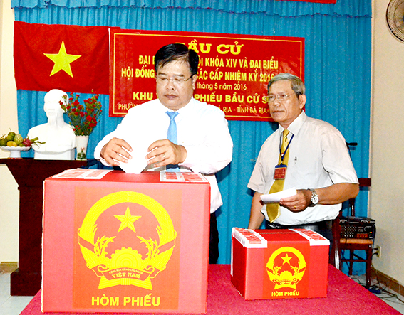 Đồng chí Nguyễn Văn Trình, Phó Bí thư Tỉnh ủy, Chủ tịch UBND tỉnh bỏ phiếu bầu cử tại Khu vực bầu cử số 3, phường Phước Hiệp, TP. Bà Rịa.