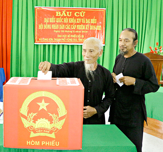 Cử tri xã Long Sơn tham gia bỏ phiếu tại khu vực bỏ phiếu số 5 (xã Long Sơn, TP. Vũng Tàu). Ảnh: BÙI HƯƠNG