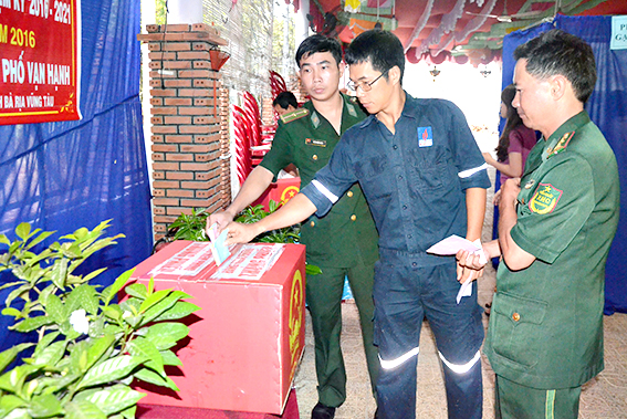 Cử tri là công nhân nhà máy Đạm Phú Mỹ và Trạm Biên phòng cửa khẩu bỏ phiếu bầu cử tại khu vực bỏ phiếu số 10, đơn vị bầu cử số 8 (khu phố Vạn Hạnh, thị trấn Phú Mỹ, huyện Tân Thành).