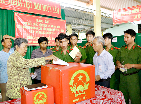 Cử tri bỏ phiếu tại khu vực bỏ phiếu số 15 phường 12, TP.Vũng Tàu.