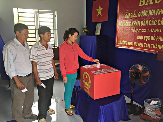 Cử Tri Dương Thị Hằng, dân tộc Châu Ro (tổ 1, ấp Cầu Ri, xã Sông Soài, huyện Tân Thành) cùng bà con cử tri bỏ phiếu bầu tại khu vực bầu cử số 5.