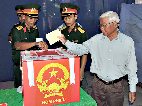 Cử tri thị trấn Phước Bửu (huyện Xuyên Mộc) bỏ phiếu tại điểm bầu cử số 13.