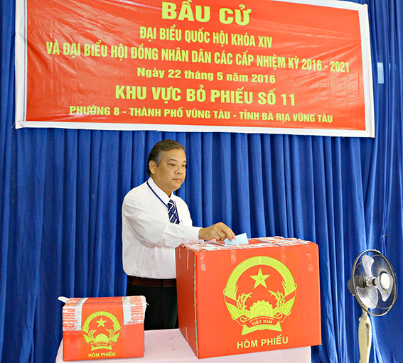 Đồng chí Bùi Thanh Nghĩa, Ủy viên Ban Thường vụ Tỉnh ủy, Chủ tịch UBMTTQVN tỉnh bỏ phiếu bầu cử tại khu vực bỏ phiếu số 11, phường 8, TP.Vũng Tàu.