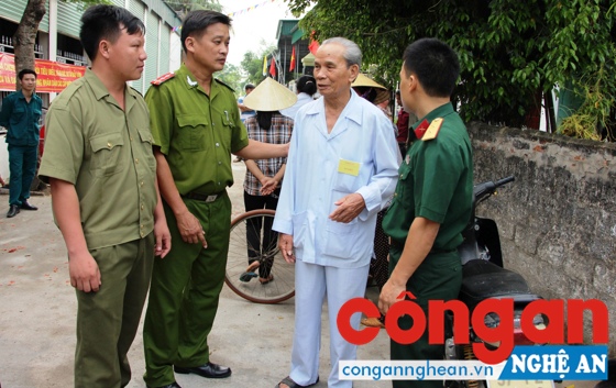 Lực lượng Công an phối hợp với các đơn vị vũ trang đảm bảo ANTT ngày bầu cử và hướng dẫn cử tri đến các điểm bầu cử (Ảnh: Cao Loan)