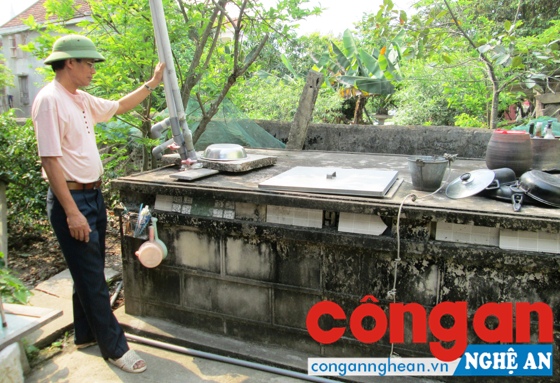 Do không có nước máy nên hầu hết các hộ gia đình đều dùng bể cạn dự trữ nước mưa để sử dụng