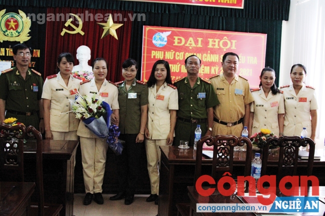 Đồng chí Phó chủ tịch Hội phụ nữ Công an tỉnh và lãnh đạo các đơn vị tặng hoa chúc mừng BCH mới