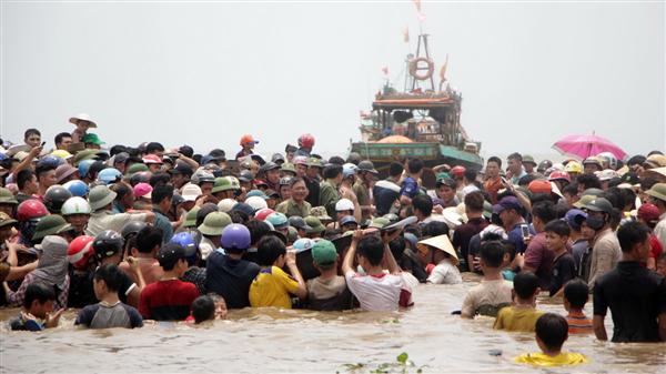 Đến 12 giờ 15 phút chiều 25-5, với sự chung tay của người dân, những chiếc tàu, thuyền đang kéo, đưa con cá voi 
