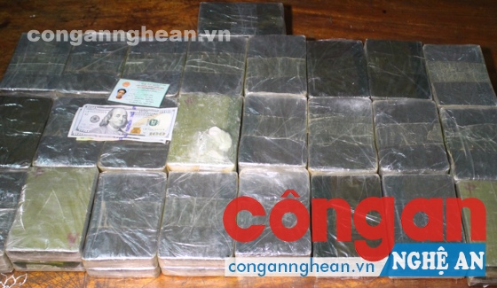 Tang vật 50 bánh hêrôin.