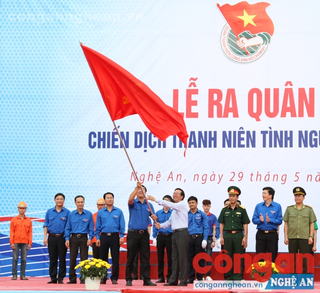 Phất cao ngọn cờ ra quân chiến dịch tình nguyện năm 2016