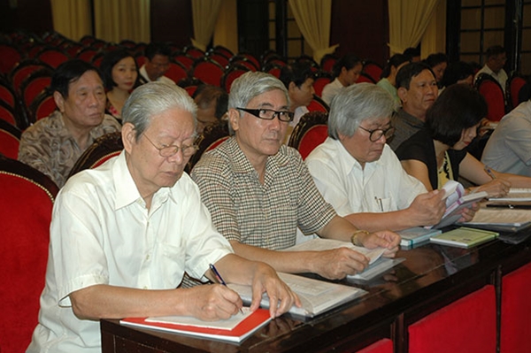 Các đại biểu nghiêm túc học tập, quán triệt Nghị quyết.