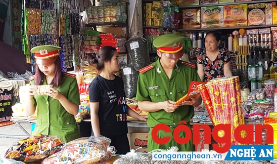 Công an TP Hà Tĩnh kiểm tra các sản phẩm bày bán ở các cửa hàng tại chợ đầu mối Hà Tĩnh