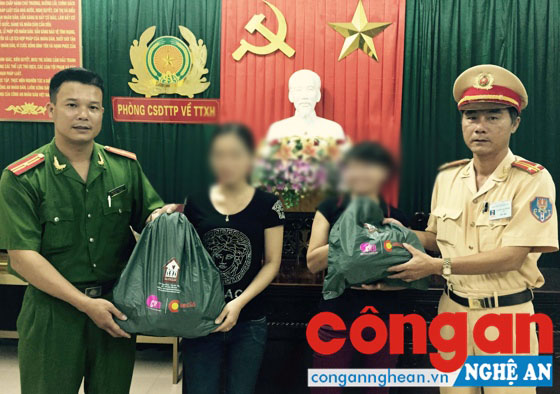  Đại diện các phòng Cảnh sát Hình sự và CSGT đường bộ, đường sắt Công an tỉnh tặng quà cho các nạn nhân bị mua bán vừa được giải cứu