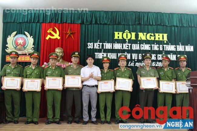 Đồng chí Thượng tá Nguyễn Đức Hải - Phó Giám đốc Công an tỉnh và đồng chí Võ Văn Hùng - Phó chủ tịch UBND TX Cửa Lò trao thưởng cho các tập thể, cá nhân đạt thành tích xuất sắc