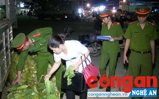 Lực lượng chức năng lấy mẫu rau cải để kiểm tra