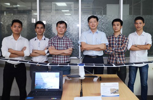TS Đinh Tấn Hưng (đeo kính) và nhóm sinh viên K56.