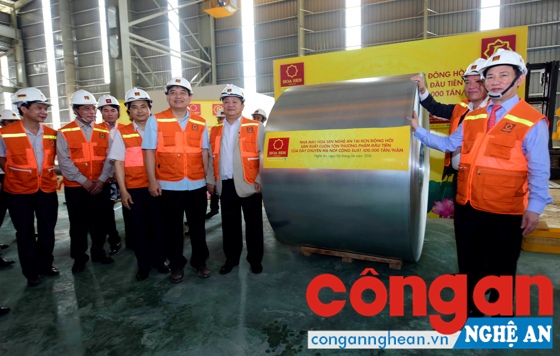 Lãnh đạo Tập đoàn Hoa Sen và lãnh đạo tỉnh Nghệ An bên cuộn tôn thương phẩm đầu tiên của NM Hoa Sen Nghệ An Đông Hồi