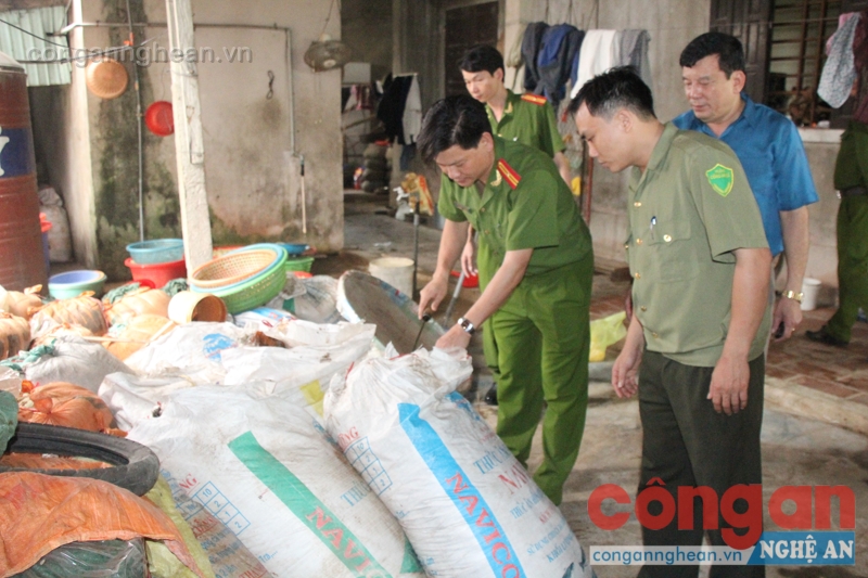cơ sở chế biến măng tươi của anh Đặng Thọ Hoàng (SN 1975), tại xóm 3, xã Nghi Kim, TP Vinh. Tiến hành kiểm tra, phát hiện 9,5 tấn măng được đựng trong 185 bao tải chưa qua sơ chế đã bốc mùi hôi thối.