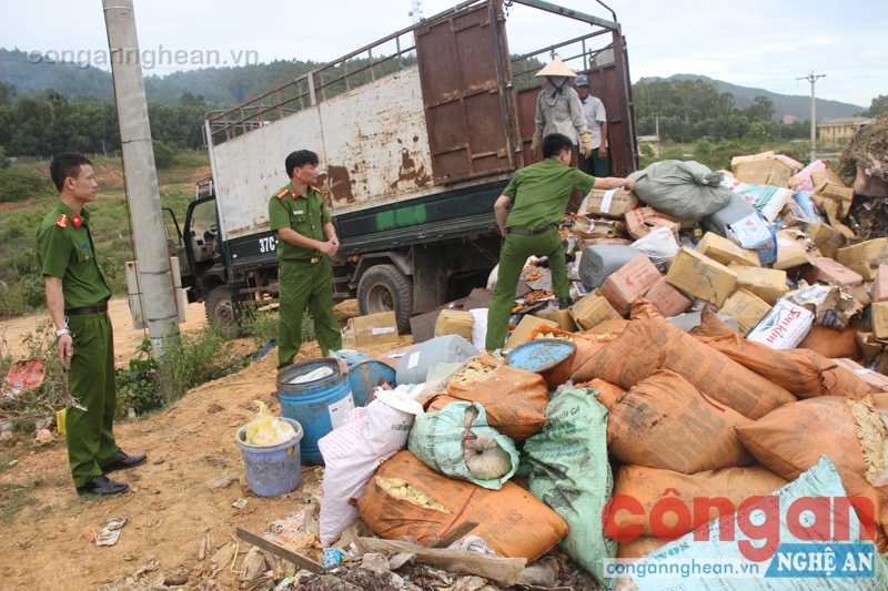 Phòng Cảnh sát môi trường Công an Nghệ An tiến hành tiêu hủy số thực phẩm nói trên 