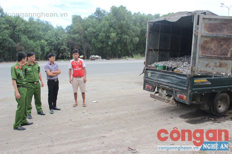 Phòng Cảnh sát môi trường Công an Nghệ An tiến hành kiểm tra số hàng