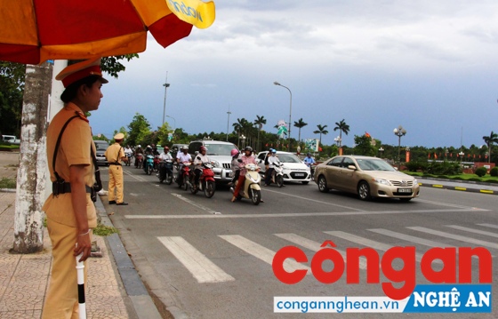 Dù thời tiết nắng nóng nhưng CSGT vẫn luôn thường trực tại các giao lộ để đảm bảo ATGT