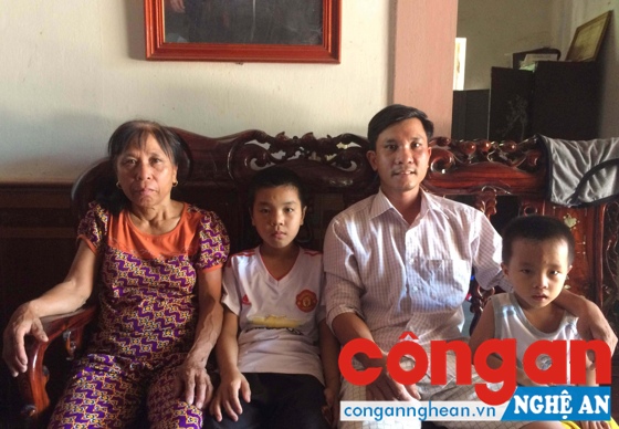 Bà Hồng quây quần bên con cháu