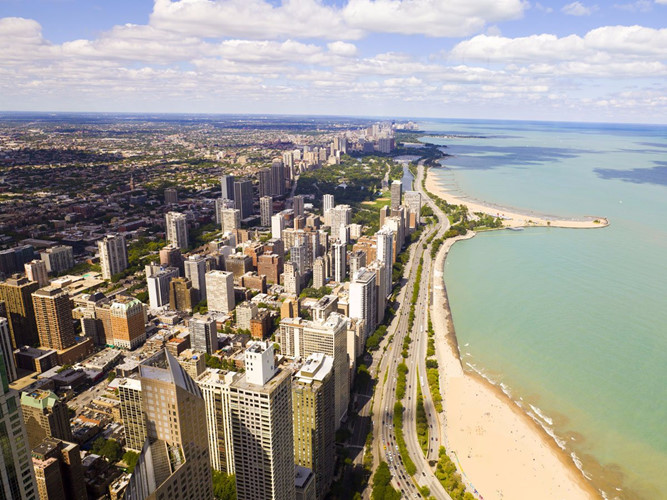 Đường Lake Shore ở Chicago, Mỹ là nơi lý tưởng để chiêm ngưỡng vẻ đẹp kỳ vĩ của thiên nhiên và cảnh quan kiến trúc hiện đại mang tính biểu tượng của thành phố.