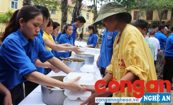 ĐVTN phát cơm miễn phí cho bệnh nhân tại Bệnh viện Ung bướu Nghệ An