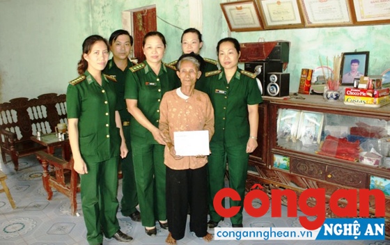 Hội Phụ nữ Bộ đội Biên phòng Nghệ An tặng quà cho gia đình Anh hùng LLVTND, liệt sĩ Nguyễn Cảnh Dần ở xã Thanh Xuân, huyện Thanh Chương - Ảnh: Xuân Thống
