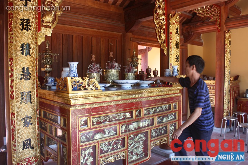 Anh Hồ Thanh Hồng, cháu cụ Hồ Tùng Mậu trông coi và chăm sóc nhà thờ họ Hồ tại xã Quỳnh Đôi, huyện Quỳnh Lưu