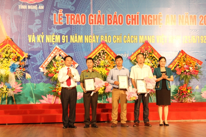 Các tác giả đạt giải Ba.