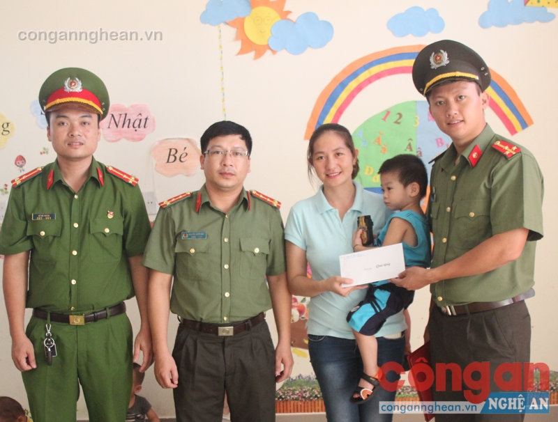 Tặng quà cho gia đình đồng chí 