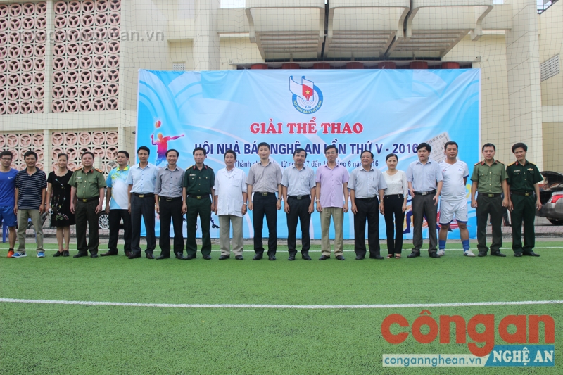 Chụp lưu niệm các cơ quan báo chí và nhà tài trợ