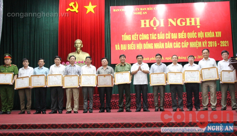 Tặng Bằng khen của Chủ tịch UBND tỉnh cho các tập thể và cá nhân có thành tích xuất sắc trong công tác bầu cử