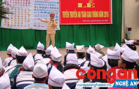 CSGT Công an huyện Diễn Châu tuyên truyền Luật Giao thông đường bộ tại Trường THCS Cao Xuân Huy (Diễn Châu)