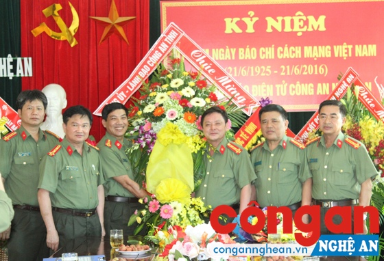 Đồng chí Đại tá Lê Khắc Thuyết, Phó giám đốc Công an tỉnh thay mặt Đảng ủy, Lãnh đạo Công an tỉnh tặng hoa chúc mừng Báo Công an Nghệ An