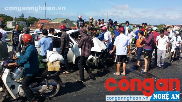 Ngay sau khi vụ tai nạn xảy ra người dân đã dùng xà beng để kéo tài xế lái xe ra khỏi cabin đểđưa đi cấp cứu.