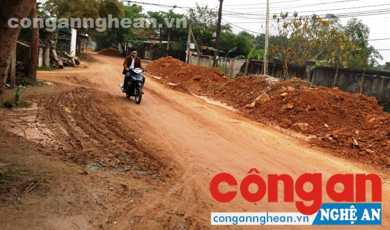 Đơn vị thi công đổ đất ngổn ngang giữa đường gây cản trở giao thông