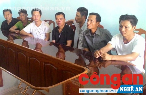 Các đối tượng đánh bạc tại cơ quan điều tra.