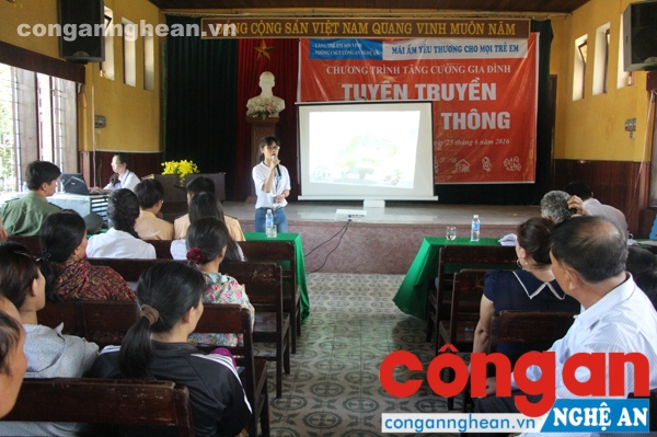 Các phụ huỵnh,người bảo trợ và toàn thể các em học sinh được nghe các bạn sinh Viện khoa Luật trường Đại học Vinh phổ biến những kiến thức cơ bản bản về luật ATGT