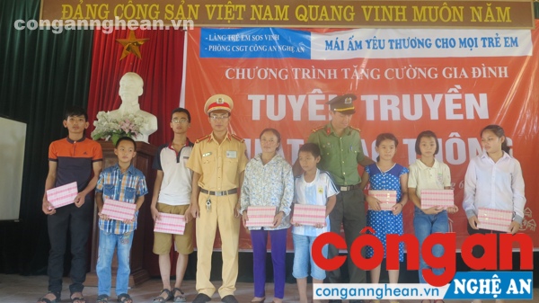 Kết thúc buổi tuyên truyền Phòng CSGT đã trao phần thưởng tuyên dương cho các em học sinh đạt thành tích xuất sắc trong năm học qua 