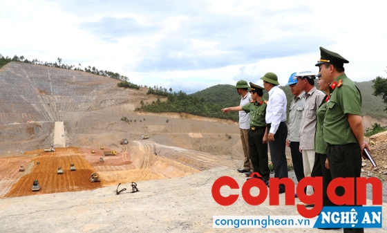 Phòng An ninh Kinh tế và Ban quản lý dự án kiểm tra tiến độ thi công công trình.