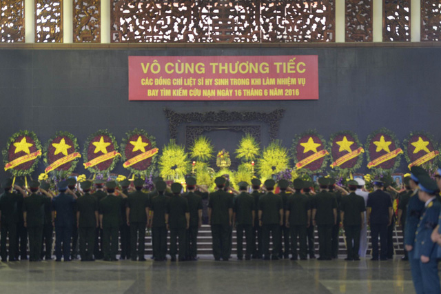 Đoàn Bộ Quốc phòng cúi đầu tiễn biệt. Ảnh Mạnh Thắng.