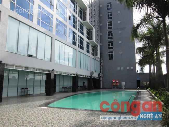 Bể bơi của khách sạn Vinh Plaza - nơi cháu Lê Anh Việt                đuối nước  