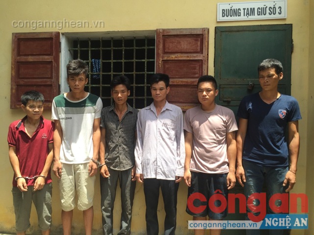 Các đối tượng phạm tội tàng trữ và mua bán trái phép chất ma túy vừa bị Công an huyện Thanh Chương bắt giữ