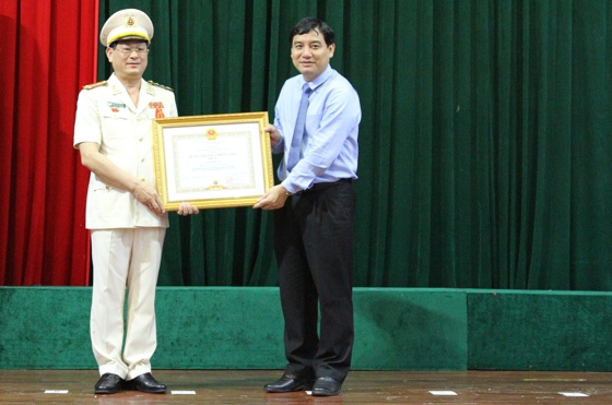 Thừa uỷ quyền của Chủ tịch nước CHXHCN Việt Nam, đồng chí Nguyễn Đắc Vinh, Uỷ viên BCH Trung ương Đảng, Bí thư Tỉnh uỷ trao Huân chương Chiến công Hạng Nhì cho đồng chí Đại tá Nguyễn Hữu Cầu, Uỷ viên BTV Tỉnh uỷ, Bí thư Đảng uỷ, Giám đốc Công an tỉnh.