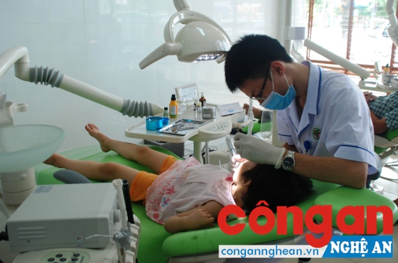 Bệnh nhân nhi khám, chữa bệnh tại Khoa Răng - Hàm - Mặt Bệnh viện Đa khoa TP Vinh