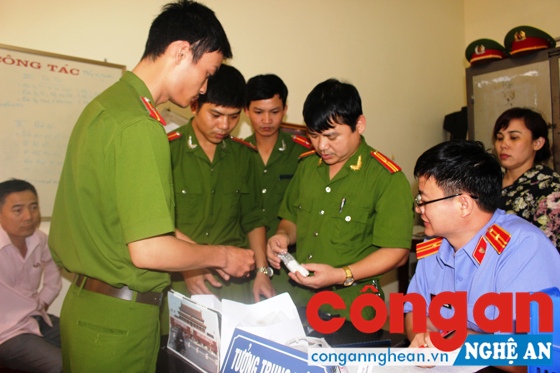 Nhờ đẩy mạnh công tác giáo dục chính trị tư tưởng, Công an các đơn vị, địa phương đã đạt nhiều thành tích trong các mặt công tác (trong ảnh: CBCS Công an huyện Hưng Nguyên kiểm tra tang vật trong 1 chuyên án ma túy)