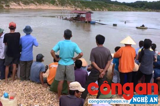 Các lực lượng và người dân tìm kiếm thi thể nạn nhân Tâm
